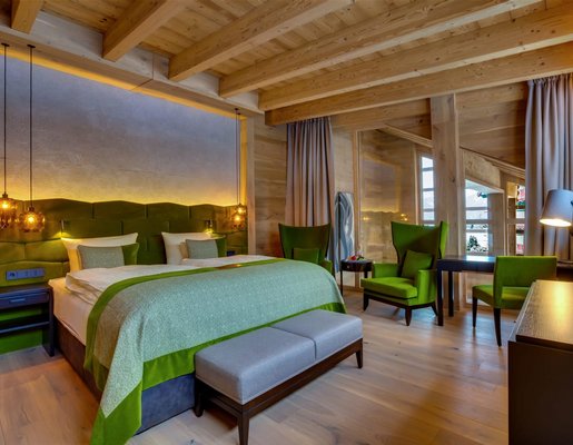 Elegantes Hotelzimmer mit grünen Akzenten