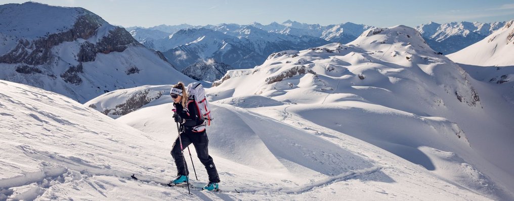 Eine Frau bei einer Skitour.