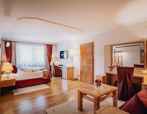 Geräumiges Schlafzimmer in einer Villa.