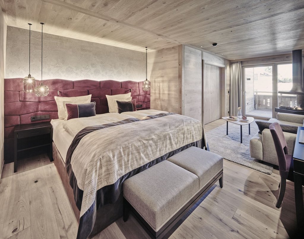 Suite mit großem Doppelbett.