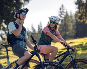 Ein Mann und eine Frau bei einer Mountain Bike Tour.