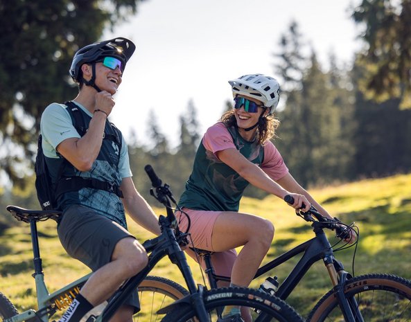 Ein Mann und eine Frau bei einer Mountain Bike Tour.