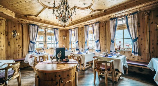Blick in ein Restaurant mit gedeckten Tischen.