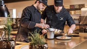 Zwei Köche kochen in der Küche.