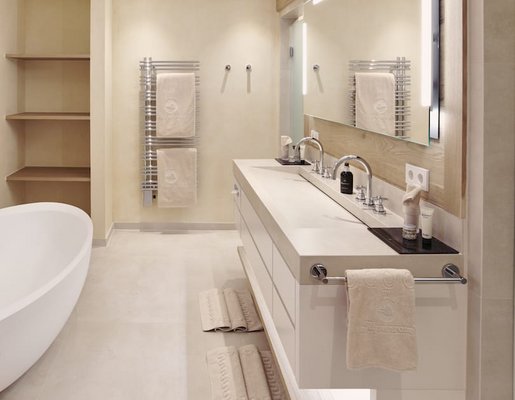 Großes helles Badezimmer mit Badewanne.