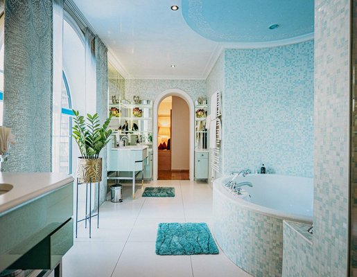 Luxuriöses Badezimmer mit hellblauen Akzenten.