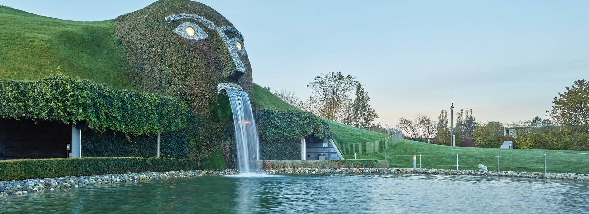 Blick auf den Wasserfall in den Swarovski Kristallwelten.