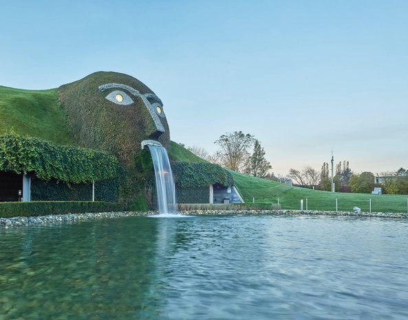 Blick auf den Wasserfall in den Swarovski Kristallwelten.