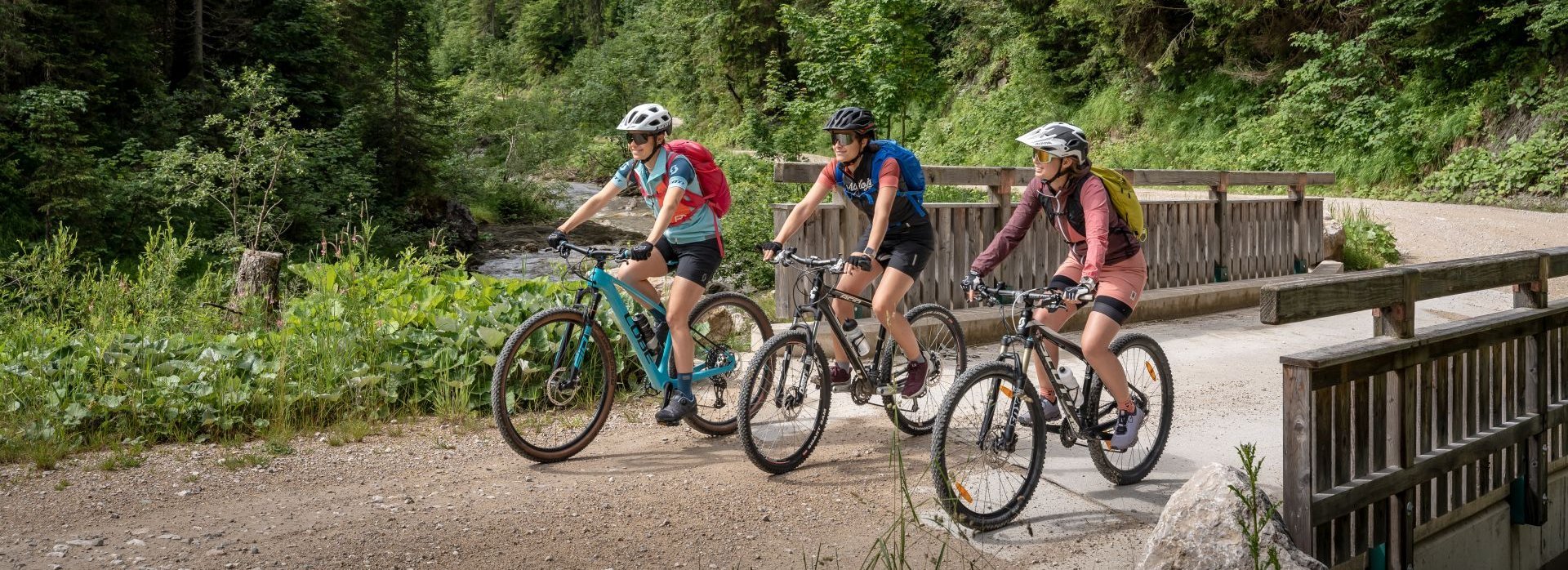 Drei Mountainbikerinnen bei einer Bike Tour.
