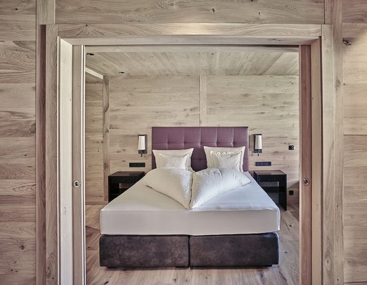 Ein Doppelbett, auf dem die Bettwäsche zu einem Herz geformt ist.