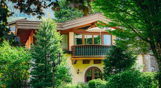 Ein Haus umgeben von Bäumen.