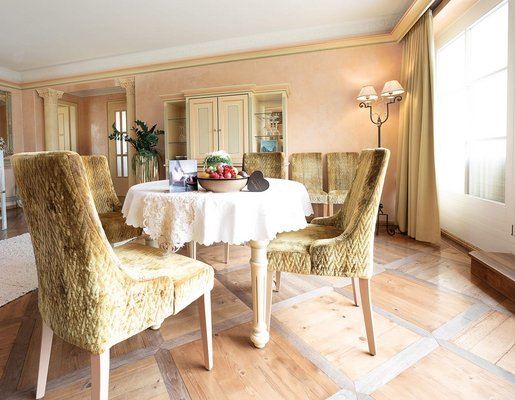 Ein runder Esstisch mit Stühlen in einem Penthouse.
