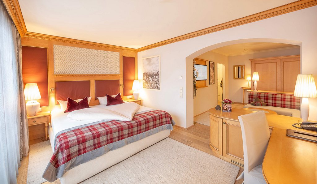 Suite mit Schlafzimmer und Wohnbereich.