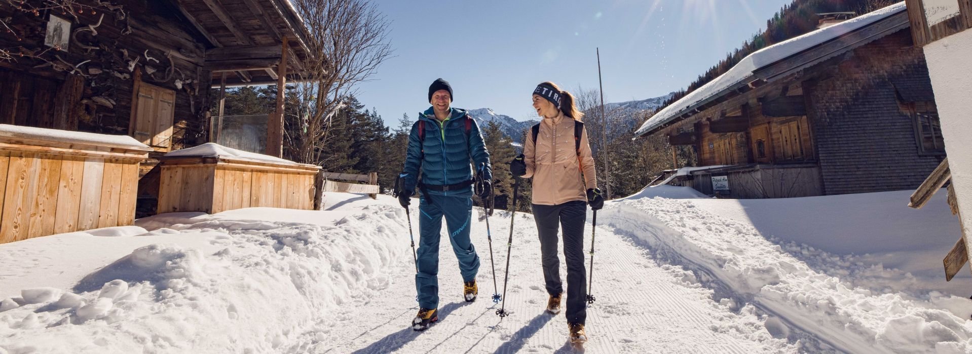 Ein Paar bei einer Schneeschuhwanderung.
