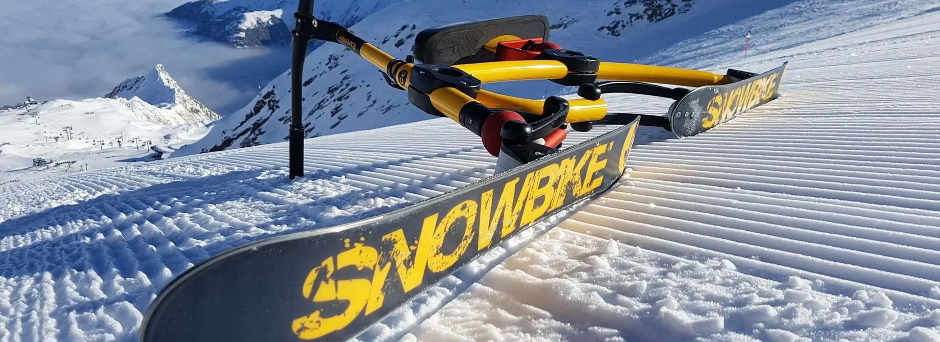 Ein Snowbike liegt im Schnee.
