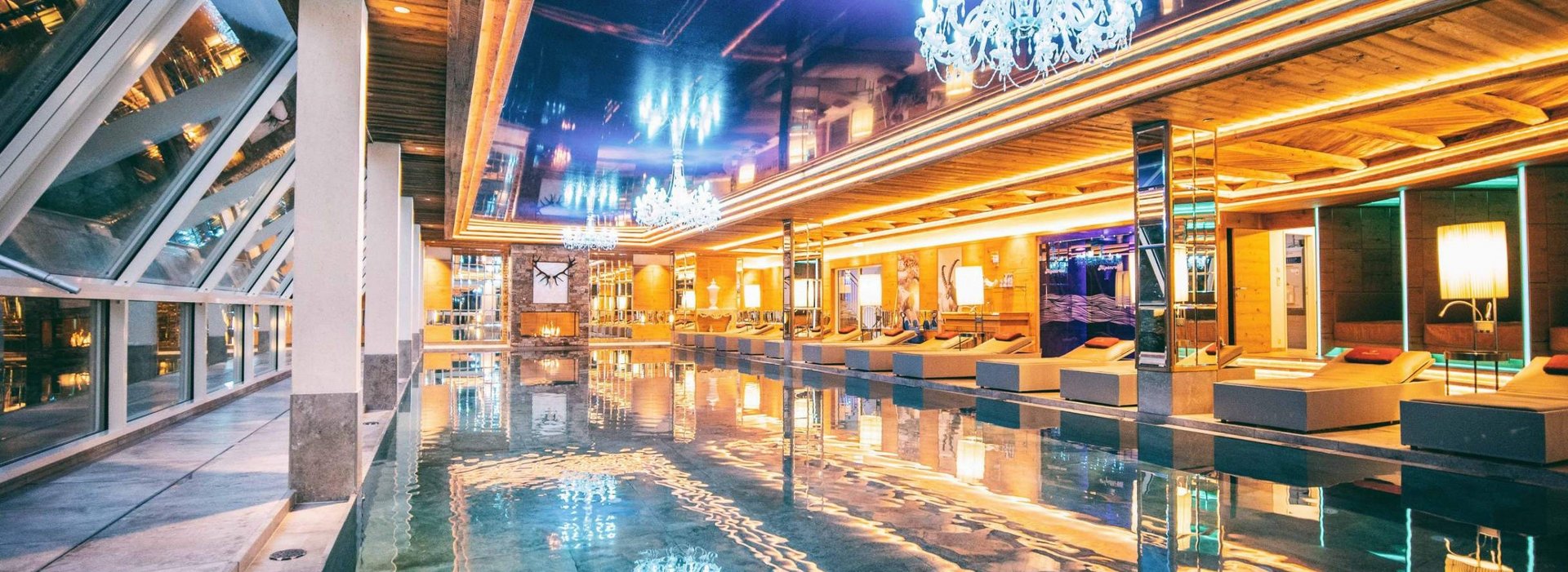Großer länglicher Indoor Pool.