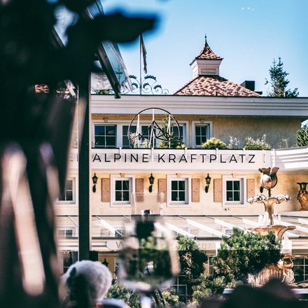 Blick auf das Hotel mit der Aufschrift "Alpine Kraftplatz".