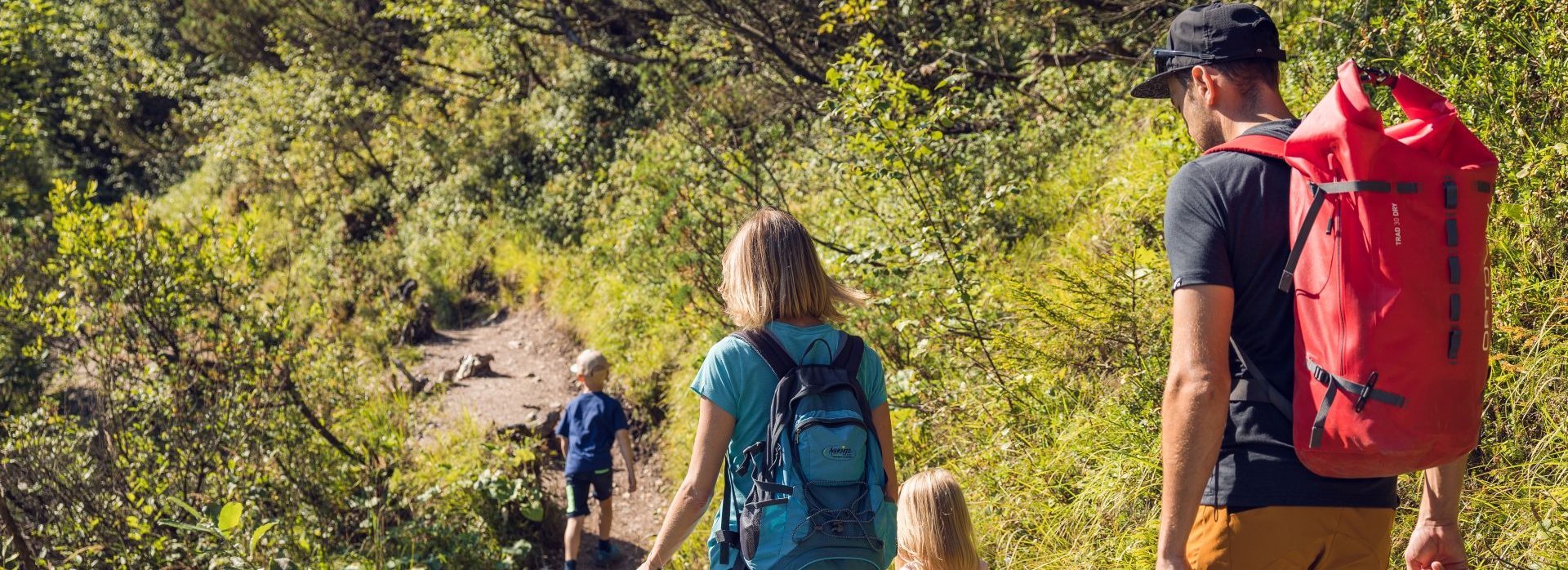 Eine Familie wandert am Gaisalmsteig entlang.