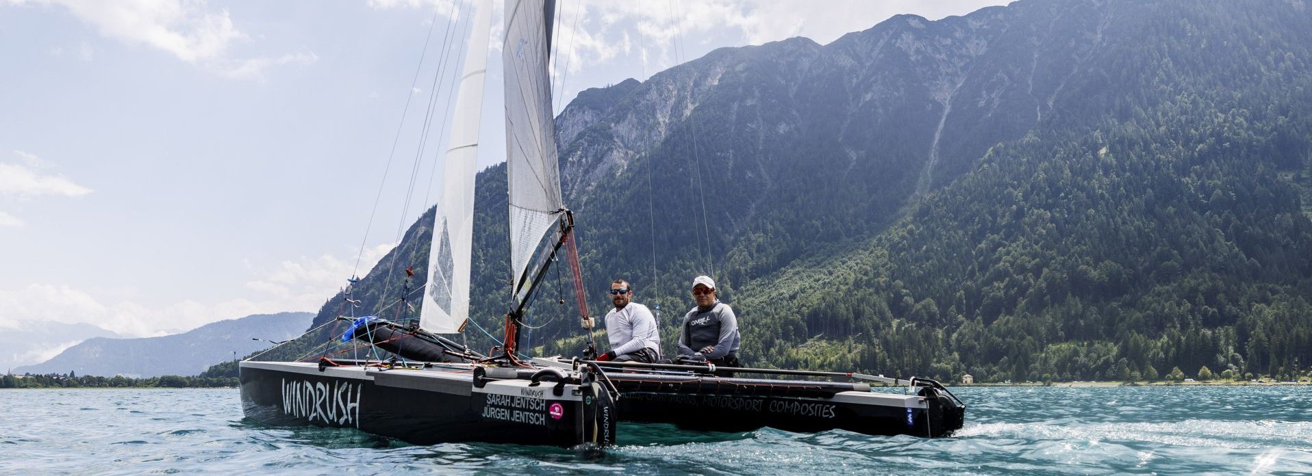 Zwei Männer auf einem Boot am Achensee.