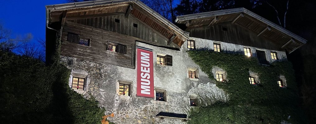 Blick auf die Nagelschmiedhäuser in Rattenberg bei Nacht. 