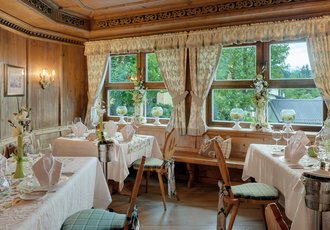 Gedeckte Tische in einer Restaurant Stube