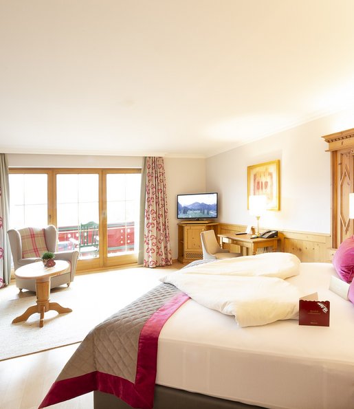 Hotelzimmer mit pinken Akzenten.