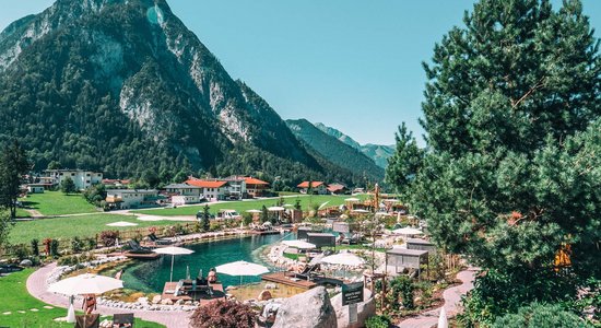 Hotelgarten mit Pool im Hotel Alpenrose