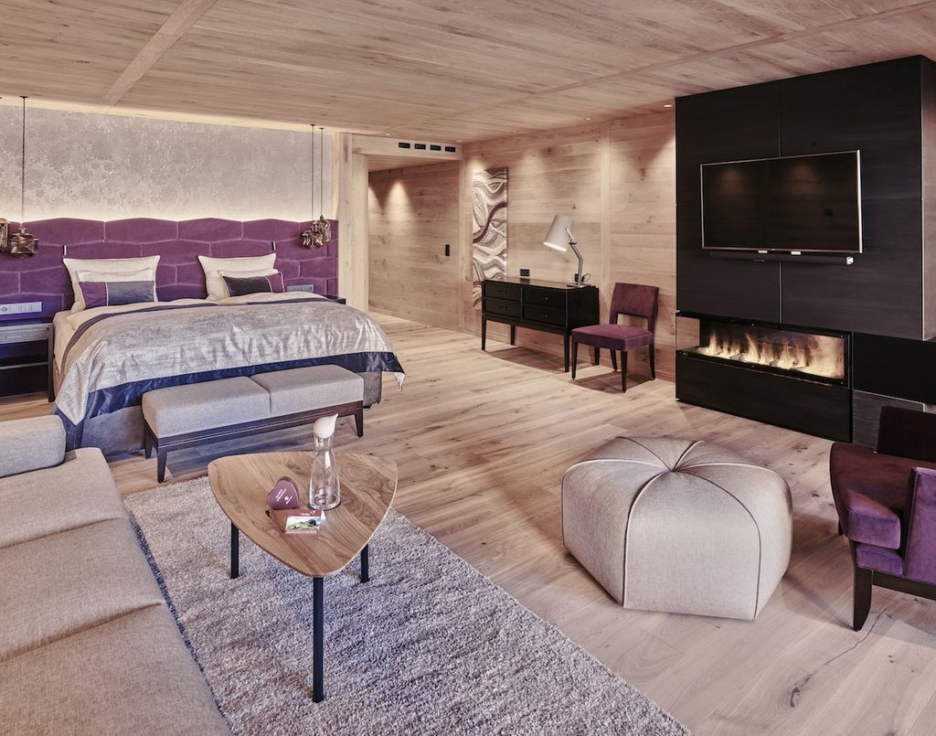Blick in eine Cocoon Suite mit violetten Akzenten.