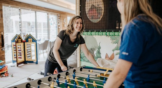Zwei Frauen spielen zusammen Tischtennis.
