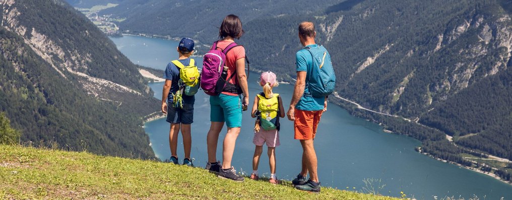 Eine Familie schaut von oben auf den Achensee.