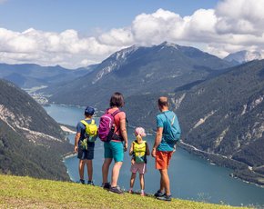 Eine Familie schaut von oben auf den Achensee.