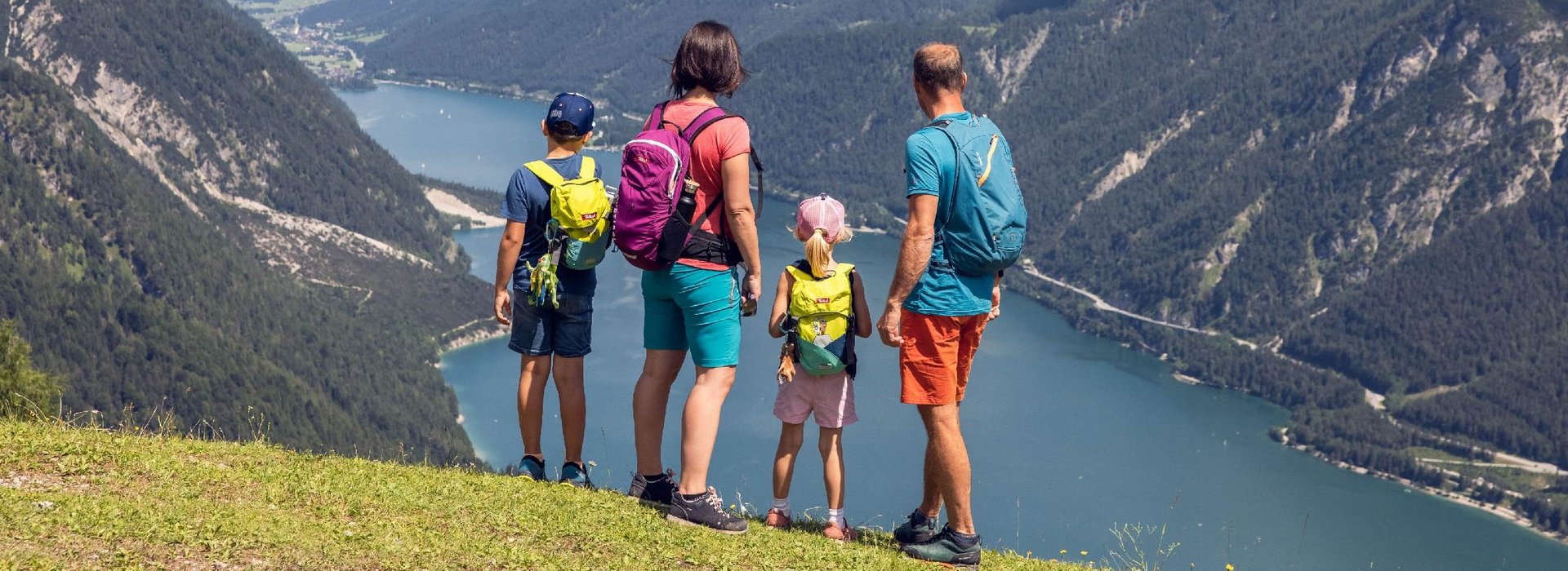 Eine Familie schaut von oben auf den Achensee.