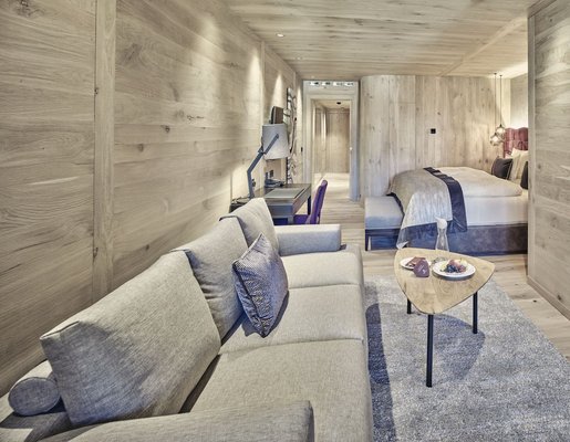 Luxury Spa Suite mit grauen Akzenten.