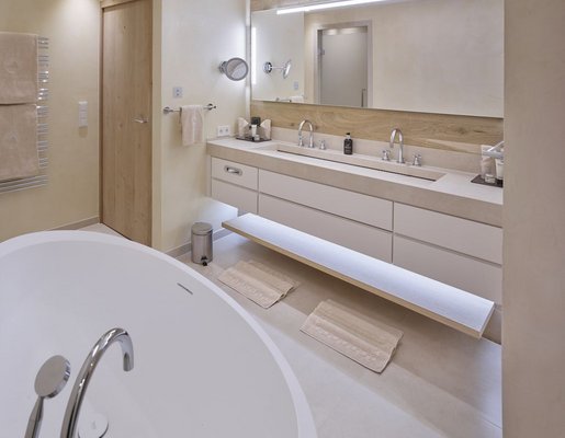 Modernes Badezimmer mit großer Badewanne.