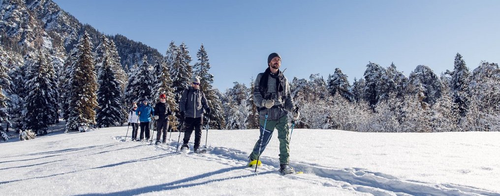 Eine Gruppe bei einer Schneeschuhwanderung.