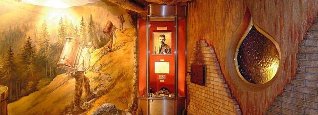 Blick in das Innere des Tiroler Steinöl Vitalberg Erlebnismuseums.