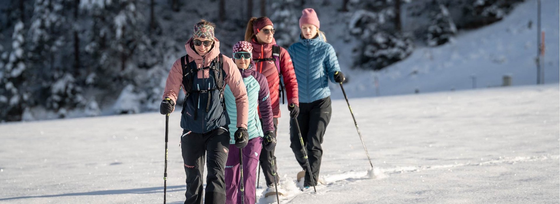 Frauen bei einer Schneeschuhwanderung.